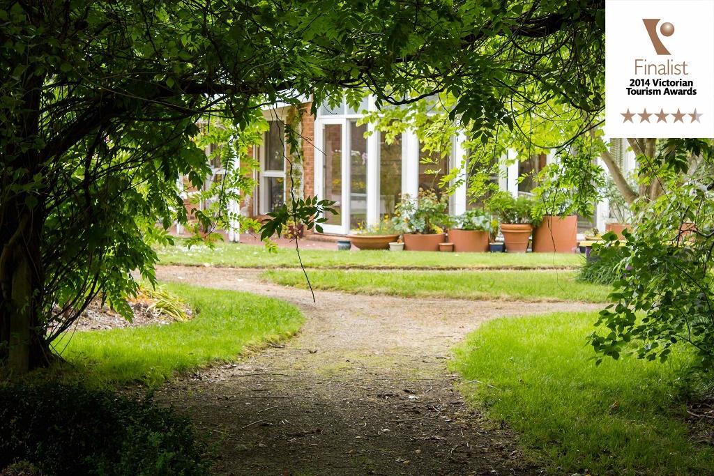 Lakeside Cottage Luxury B&B Маунт-Данденонг Экстерьер фото